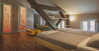 Хостелы Temple House Пловдив Двухместный номер с 1 кроватью или 2 отдельными кроватями и собственной ванной комнатой-3